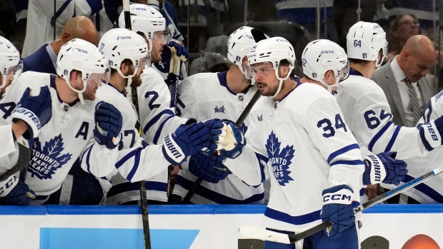 Auston Matthews gagnera 13,25 millions de dollars par an après avoir signé à nouveau avec les Maple Leafs de Toronto